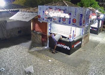 Câmera de segurança flagra indivíduo arrombando quiosque do Pop Shopping, no centro de Paulo Afonso (VÍDEO)