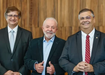 Lula indica Flávio Dino para vaga no STF e Paulo Gonet para PGR