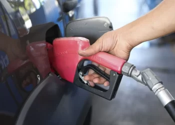 Acelen anuncia aumento nos preços da gasolina e diesel vendidos para distribuidoras na Bahia