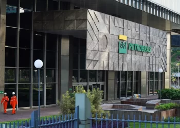 Petrobras abre inscrições para concurso com 6,4 mil vagas e salário de R$ 5,8 mil; saiba como participar