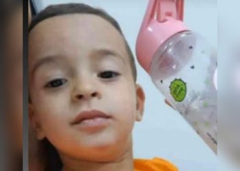 Mãe relata desespero ao tentar salvar filho que se afogou em piscina de condomínio em Paulo Afonso: “ele pulou e desceu até o fundo”