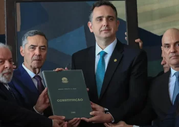 “Democracia estará sob constante ameaça enquanto não formos firmes na regulação das redes sociais”, diz Lula