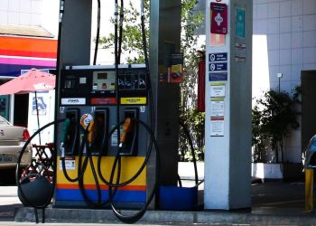 Preço médio da gasolina fica em R$ 5,58 o litro após cair pela 4ª semana nos postos do país