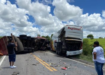Acidente entre ônibus da Regional que vinha para Paulo Afonso e carreta na BR 116 deixa vítima fatal