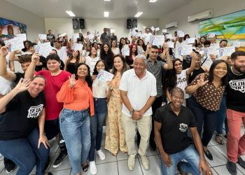 Mais 70 jovens recebem certificados do Programa Inglês no Meu Bairro
