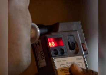 Paulo Afonso: condutor é flagrado ziguezagueando carro na BA-210, e de tão bêbado, não consegue soprar bafômetro após 10 tentativas, diz PM