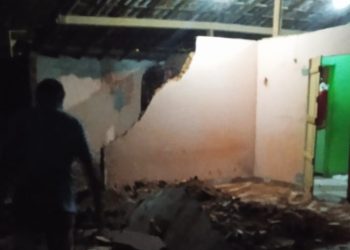 Após mais um noite de chuvas e ventos fortes em Paulo Afonso, parte de residência desaba no povoado Tigre [VÍDEO]