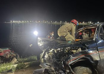 Colisão entre D20 e carro de passeio em Petrolândia (PE) deixa um homem morto e outro ferido (VÍDEO)
