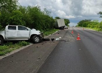 Colisão envolvendo caminhonete Hilux e caminhão deixa um PM morto e outros dois homens feridos, no Sertão de PE