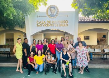 “Atividades com afeto e cuidados são fundamentais para os idosos”, diz Evinha, após tarde no Lar Vicentino