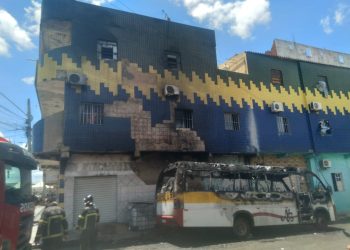 Paulo Afonso: incêndio destrói micro-ônibus, centrais de ar, reservatórios IBC e janelas de prédio, diz 15º BBM