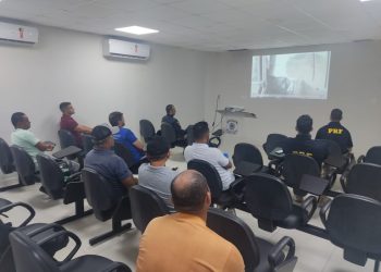 A pedido do MP-BA, Polícia Rodoviária Federal realiza palestra para fornecedores de transporte escolar em Paulo Afonso
