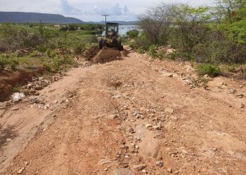 Secretaria de Infraestrutura de Glória-BA realiza manutenção nas estradas vicinais e nos campos de futebol do município