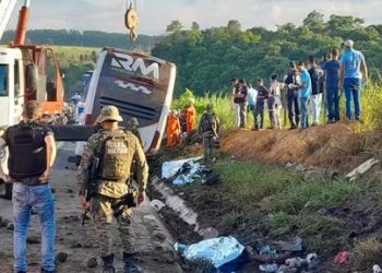 Ônibus de turismo do Rio de Janeiro tomba em rodovia na Bahia e deixa 9 mortos e 23 feridos