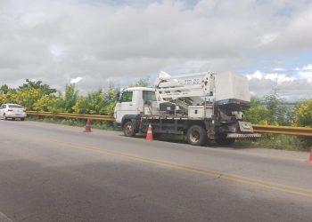 “Ladrões roubaram a cabeação”, diz chefe da manutenção elétrica da Prefeitura sobre apagão na BA-210; acidente no local deixou vítima com fratura exposta