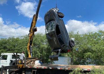 Paulo Afonso: Carro que afundou no Rio São Francisco com motorista dentro é finalmente içado