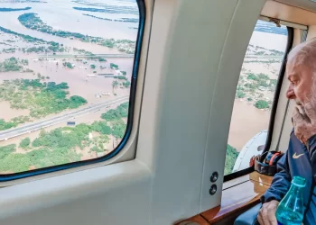 Lula sobrevoa áreas atingidas por enchentes no Rio Grande do Sul