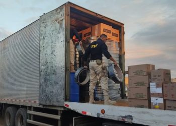 PRF apreende 290 mil maços de cigarros contrabandeados na BR-110 em Paulo Afonso