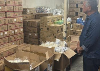 Prefeito em exercício e secretário de Saúde visitam setor de medicamentos do HNAS