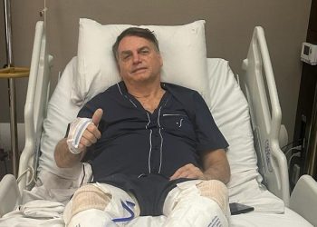 Após ser internado às pressas, Jair Bolsonaro recebe alta hospitalar em Manaus