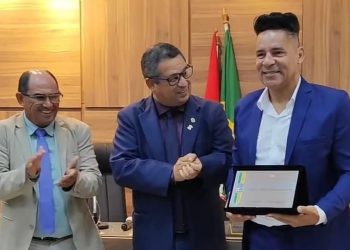 Em cerimônia emocionante, cantor André Marreta recebe Título de Cidadão de Paulo Afonso