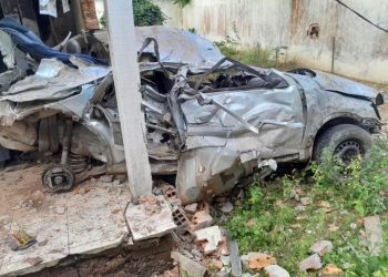 Três pessoas morrem e duas ficam feridas após carro bater em muro no interior da Bahia