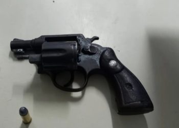 Policiais do 20º BPM conduzem indivíduo à delegacia por porte ilegal de arma de fogo em Paulo Afonso