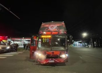 Jovem morre em acidente entre moto e ônibus da cantora Priscila Senna em Aracaju