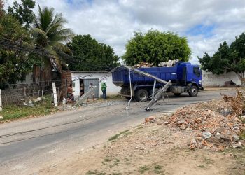 Caçamba derruba poste de energia em Paulo Afonso; felizmente, ninguém ficou ferido