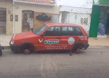 Carro de funerária tem pneus furtados durante a madrugada no centro de Paulo Afonso