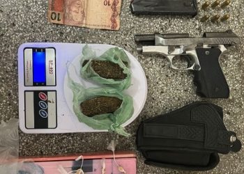 Durante cumprimento de mandado de prisão, policias prendem alvo, e apreendem arma, drogas e munições em Paulo Afonso