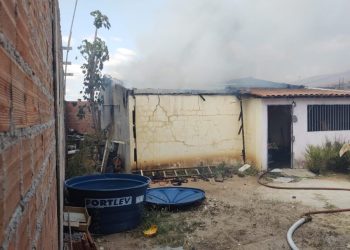 Incêndio destrói parte de residência no Bairro Santa Inês em Paulo Afonso