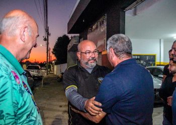 Marcondes e Anilton realizam caminhada porta a porta no Jardim Bahia