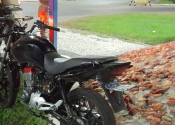 Em Paulo Afonso, condutor foge da polícia por escapamento adulterado e placa dobrada, mas é detido após queda 