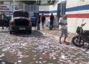 Sujeira nas ruas: eleição em Paulo Afonso começa com santinhos espalhados no chão