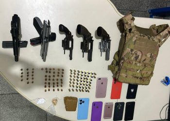 Ação policial resulta na prisão de suspeitos, apreensão de 5 armas de fogo e veículo roubado em Paulo Afonso