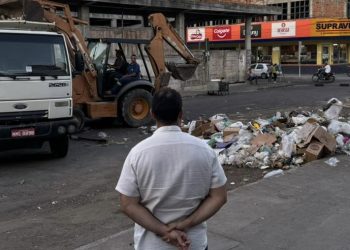 Prefeito eleito Mario Galinho retira lixo no Mercado Municipal com trator e caçamba