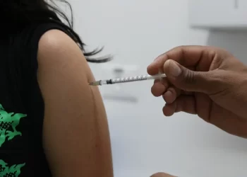 Vacinas contra covid-19 serão enviadas até terça para todo o Brasil