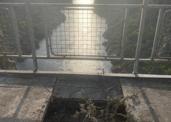 Moradores denunciam placa solta na Ponte Metálica e pedem solução