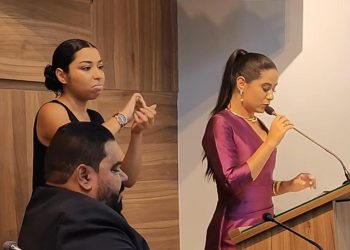 Vereadora Sheila Bello inclui intérprete de libras em discurso de posse e recebe elogios de internautas