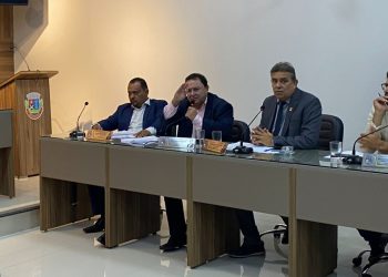 “Estão empurrando os projetos de goela abaixo na Câmara, isso é inadmissível!”, critica Valmir Rocha