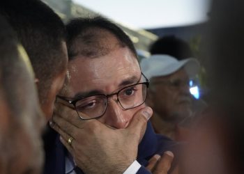 Abraçado pela população, Mário Galinho não consegue conter as lágrimas antes de sua posse como prefeito de Paulo Afonso