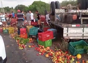 Acidente em Santa Brígida-BA: motorista perde controle, capota e carga é saqueada por moradores