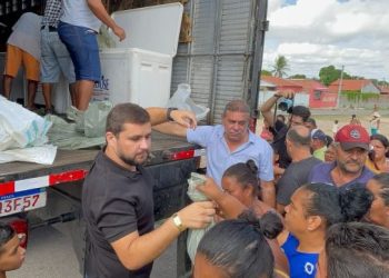 Mais de 2 toneladas de peixe e mil ovos de chocolate: ação solidária liderada por Jailson Oliveira e seu filho Neto Coelho é a maior da Páscoa em 2025, segundo sua equipe