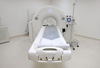 Após quase 4 anos encaixotado, Governo do Estado retira tomógrafo do Hospital Nair Alves de Souza; Prefeitura de Paulo Afonso explica decisão