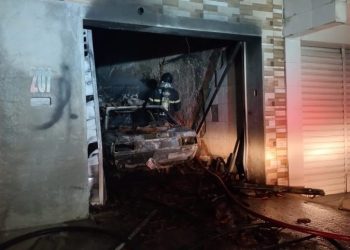 Incêndio destrói oficina no centro de Paulo Afonso; uma pessoa ficou ferida