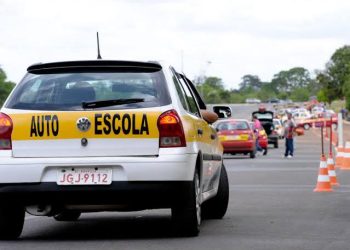 CNH: governo Lula avalia acabar com a obrigatoriedade de autoescola