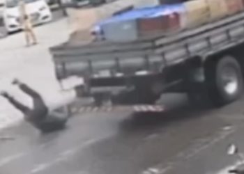 Jovem é atropelado na faixa de pedestres em frente ao Atacadão DM em Paulo Afonso