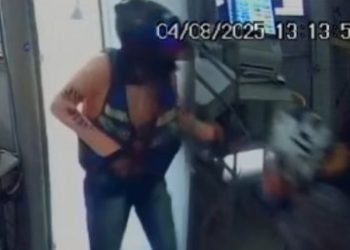 Assaltante armado invade Casa Lotérica em Paulo Afonso e rende funcionárias; ação foi registrada por câmera de segurança; veja vídeo