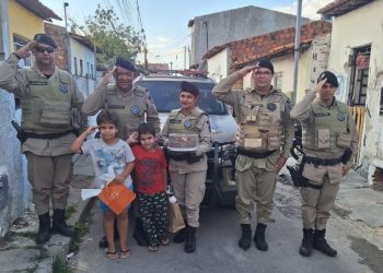 Admiradores da Polícia Militar, irmãos gêmeos mirins recebem homenagem surpresa do 20º BPM em Paulo Afonso